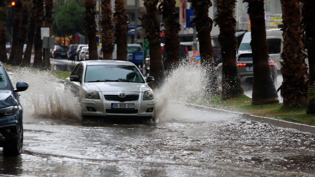 Tempesta di grandine e piogge torrenziali colpiscono Antalya: allagamenti e difficoltà per la popolazione locale