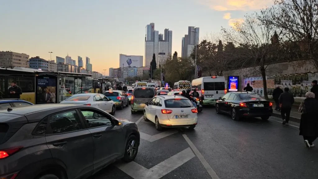 Riapertura delle scuole a Istanbul provoca congestione del traffico
