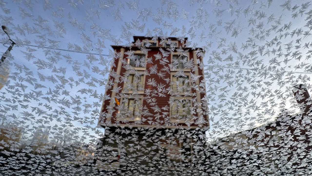 Ardahan: il freddo intenso congela il fiume Kura e i vetri dei veicoli