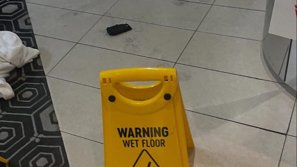 Incidente aeroportuale in Australia: dispositivo di ricarica in fiamme causa ustioni a passeggero