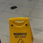 Incidente aeroportuale in Australia: dispositivo di ricarica in fiamme causa ustioni a passeggero