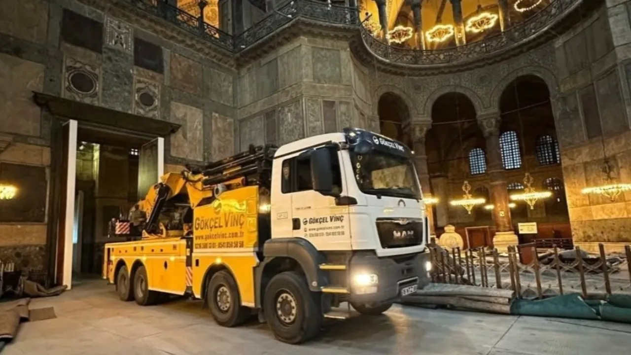 Camion all'interno dell'Ayasofya: nessun rischio per la struttura, afferma il comitato scientifico