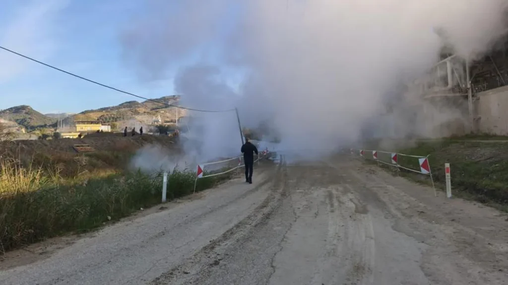 Esplosione di tubazione geotermica chiude strada principale a Aydın