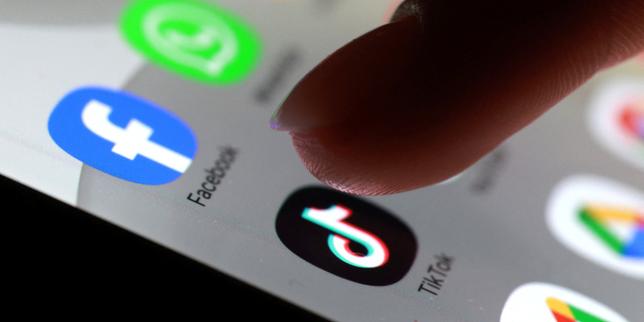 Proposta di legge per vietare i social media ai minori di 15 anni e introdurre coprifuoco digitale per i 15‑18‑anni, con divieto di smartphone nelle scuole superiori