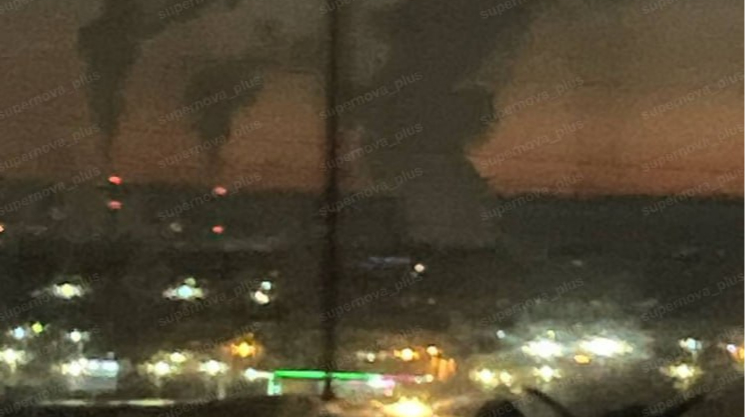 Attacco di droni a impianto petrolchimico in Russia: esplosioni e danni nella regione di Bashkortostan

Approfondimento
L&#039;attacco di droni all&#039;impianto petrolchimico di Sterlitamak, nella regione di Bashkortostan, è un evento grave che potrebbe avere conseguenze significative per la sicurezza e la produzione industriale nella regione. La causa dell&#039;esplosione è ancora in corso di accertamento, ma le autorità locali hanno confermato che l&#039;attacco è stato effettuato da due droni.

Possibili Conseguenze
Le possibili conseguenze di questo attacco potrebbero includere la sospensione della produzione, la perdita di posti di lavoro e il danno all&#039;ambiente. Inoltre, l&#039;attacco potrebbe avere un impatto sulla sicurezza degli impianti industriali nella regione e sulla stabilità economica della zona.

Opinione
Non è possibile esprimere un&#039;opinione su questo evento senza ulteriori informazioni, ma è chiaro che la sicurezza degli impianti industriali è una questione di grande importanza. È fondamentale che le autorità prendano misure per prevenire attacchi simili in futuro e garantire la sicurezza dei lavoratori e della popolazione locale.

Analisi Critica dei Fatti
I fatti riportati indicano che l&#039;attacco di droni ha causato un&#039;esplosione e il crollo di un laboratorio, ma non è chiaro se ci siano stati feriti o vittime. È importante che le autorità forniscono informazioni aggiornate e precise sull&#039;evento per permettere una valutazione completa delle conseguenze.

Relazioni con altri fatti
Questo evento potrebbe essere collegato ad altri attacchi di droni nella regione, ma non ci sono informazioni sufficienti per confermare questa ipotesi. È importante che le autorità investigano sull&#039;evento e valutano se ci sono collegamenti con altri attacchi o minacce alla sicurezza.

Contesto storico
La regione di Bashkortostan ha una storia complessa e ha subito diversi conflitti e attacchi nel corso degli anni. Tuttavia, non è chiaro se questo evento sia collegato a questi eventi storici. È importante che le autorità considerano il contesto storico e politico della regione per comprendere meglio le motivazioni e le conseguenze dell&#039;attacco.

Fonti
La fonte di questo articolo è il sito Ukrainska Pravda, che ha riportato l&#039;evento citando il canale Telegram russo Astra e le autorità locali di Sterlitamak. È importante che le informazioni siano verificate e aggiornate per garantire la precisione e la completezza della notizia.