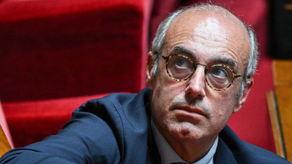 Critica Severa alla Presidenza Macron: Il Libro Postumo di Olivier Marleix Svela Verità Inquietanti