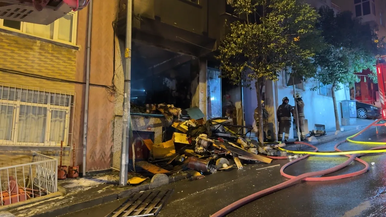 Incendio notturno in edificio di lavoro a Bağcılar: soccorso di anziano ferito