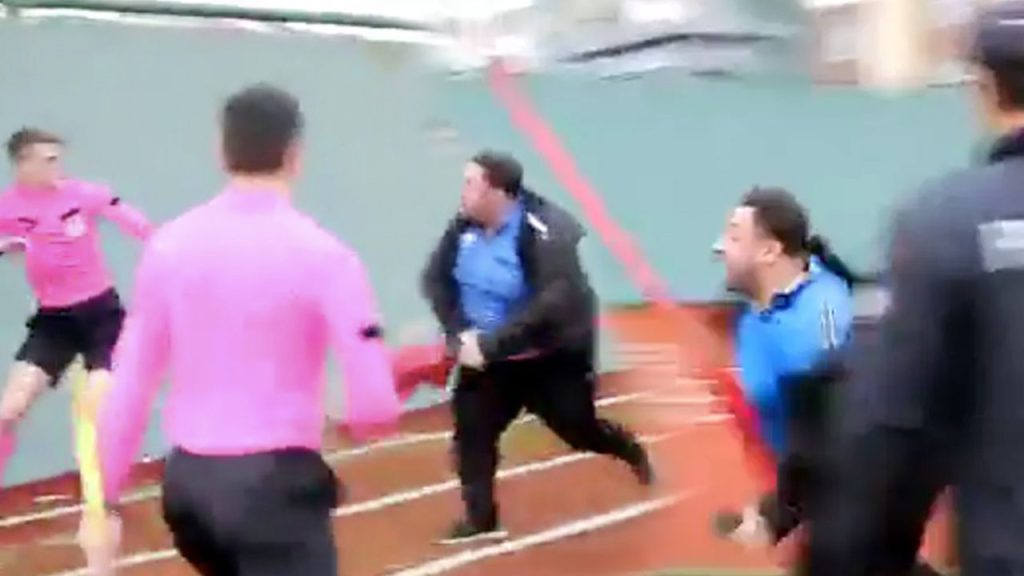 Arbitro di calcio aggredito: la violenza nello sport e le conseguenze della scommessa