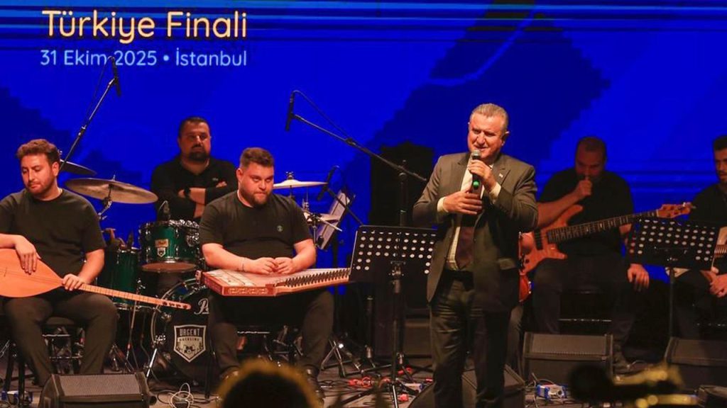 Il Ministro della Gioventù e dello Sport della Turchia si esibisce in un concorso di canto: un gesto di promozione della cultura e delle arti?