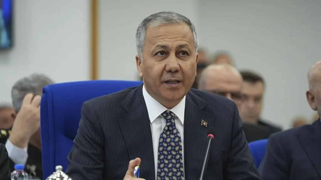 Ministero dell&#039;Interno presenta dati su indagini comunali, ispezioni nei centri di ritorno e cittadinanza eccezionale per siriani: politica di zero tolleranza