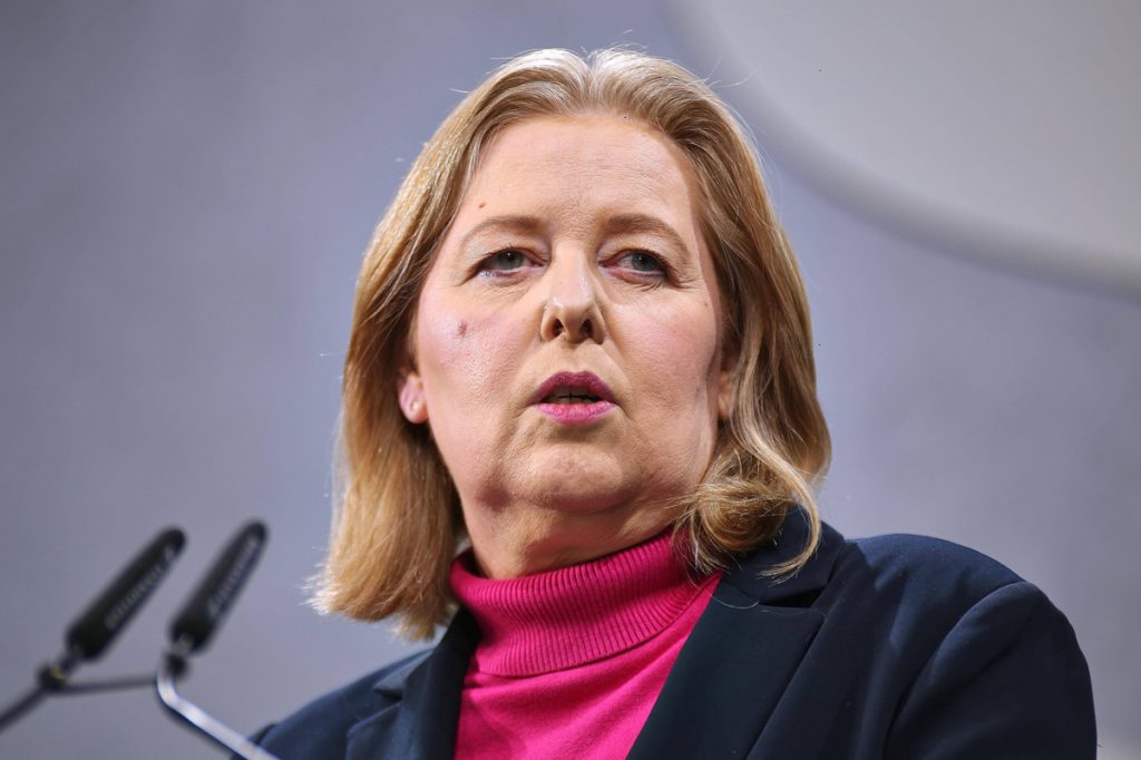 Ministra provoca risate tra datori di lavoro con dichiarazioni su pensioni e salario minimo