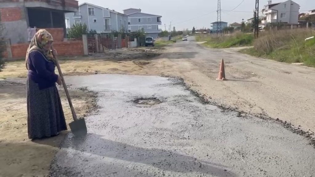 Cittadino turco si ribella all&#039;inazione del comune e ripara da solo la strada danneggiata a Tekirdağ