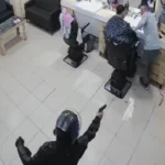 Due motociclisti armati attaccano barbershop a Ayancık, barbiere ferito