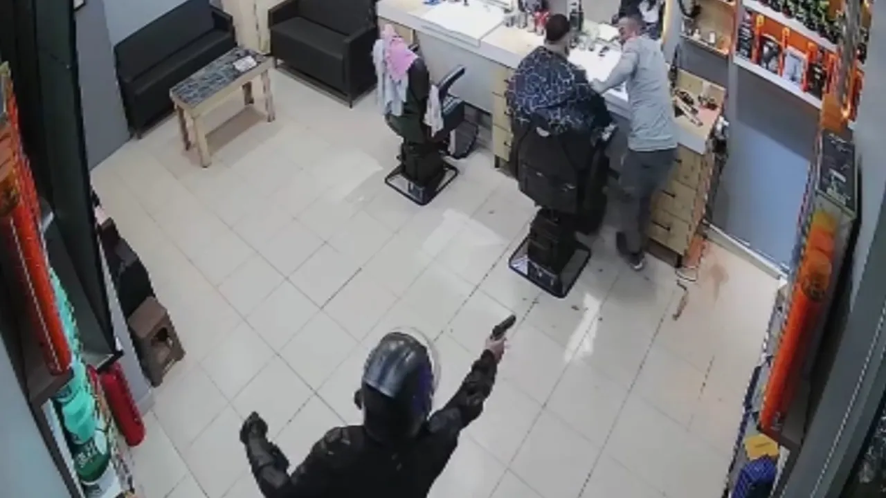 Due motociclisti armati attaccano barbershop a Ayancık, barbiere ferito