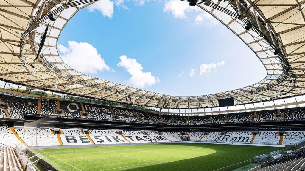 Conflitto armato al Tüpraş Stadı prima del derby tra Beşiktaş e Fenerbahçe: una situazione di tensione nella Süper Lig