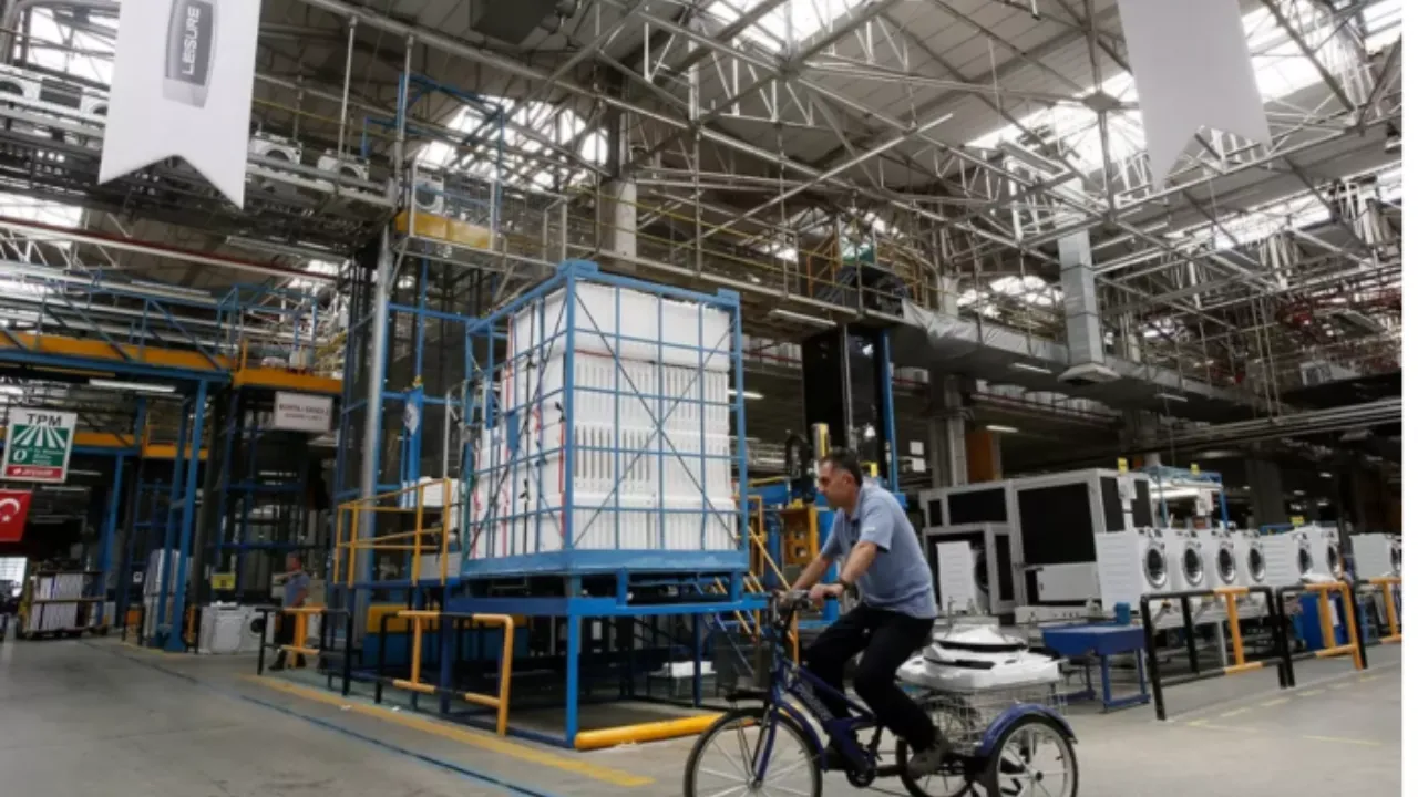 Arçelik chiuderà la fabbrica di refrigeratori a Rayong entro dicembre 2025