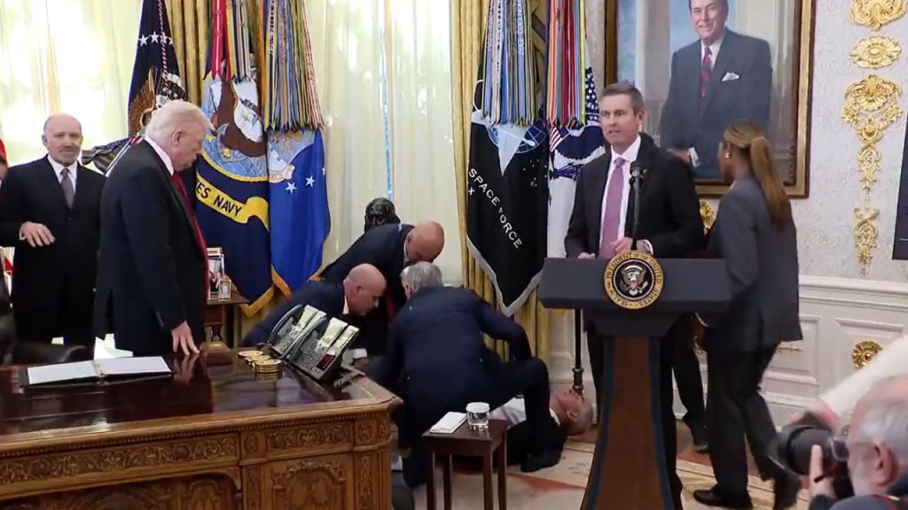 Beyaz Saray&#039;da panik anları! Canlı yayın sırasında yere yığıldı