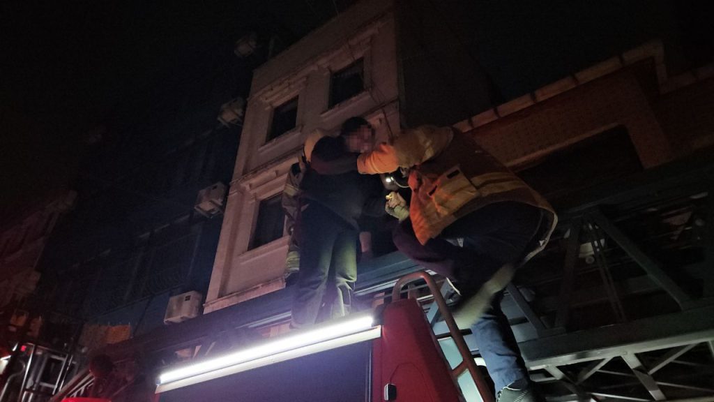 Incendio a Istanbul: quattro persone salvate da un edificio in fiamme a Beyoğlu