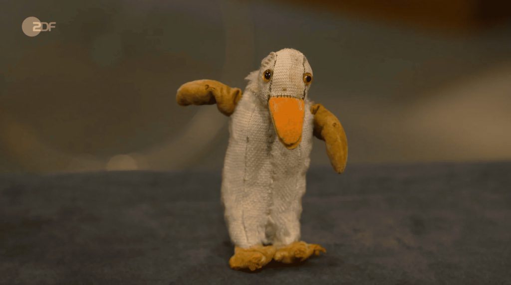 Il Pinguino di Peluche Logoro che Ha Catturato l&#039;Immaginazione del Pubblico: Una Storia di Collezionismo e Valore