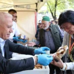 Turisti degustano il gusto storico di 225 anni di Bursa, distribuito gratuitamente