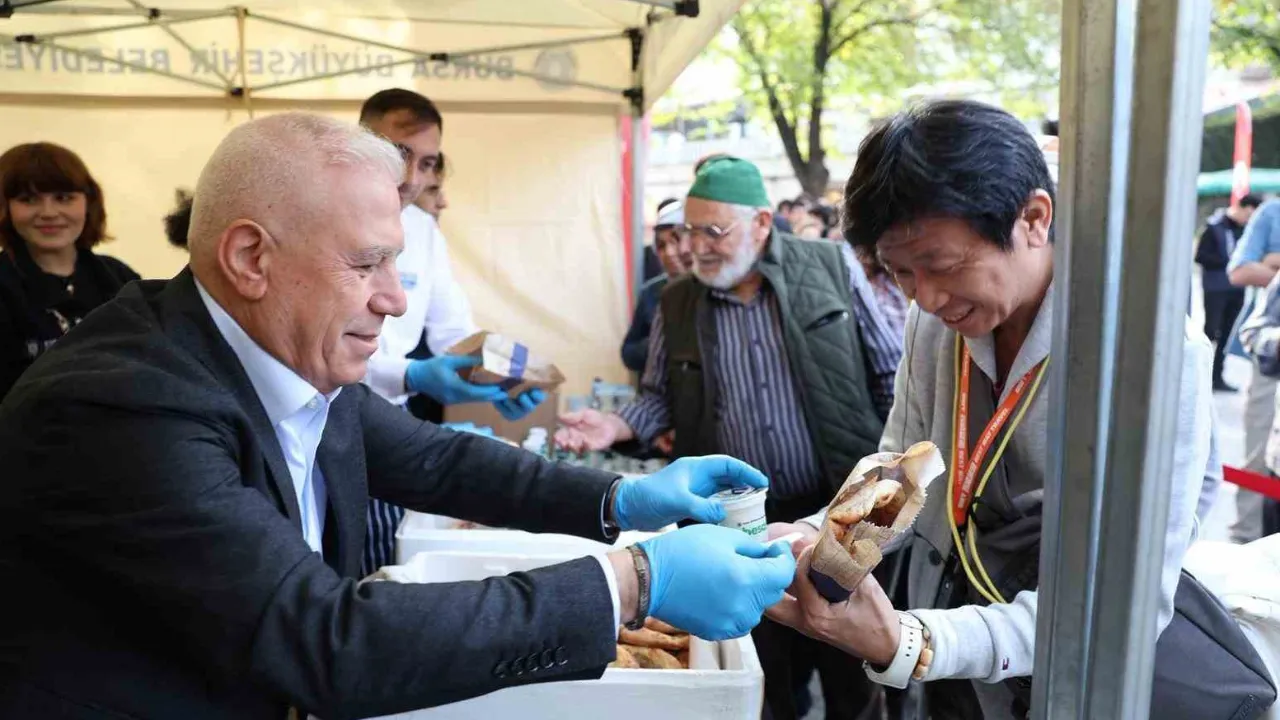 Turisti degustano il gusto storico di 225 anni di Bursa, distribuito gratuitamente