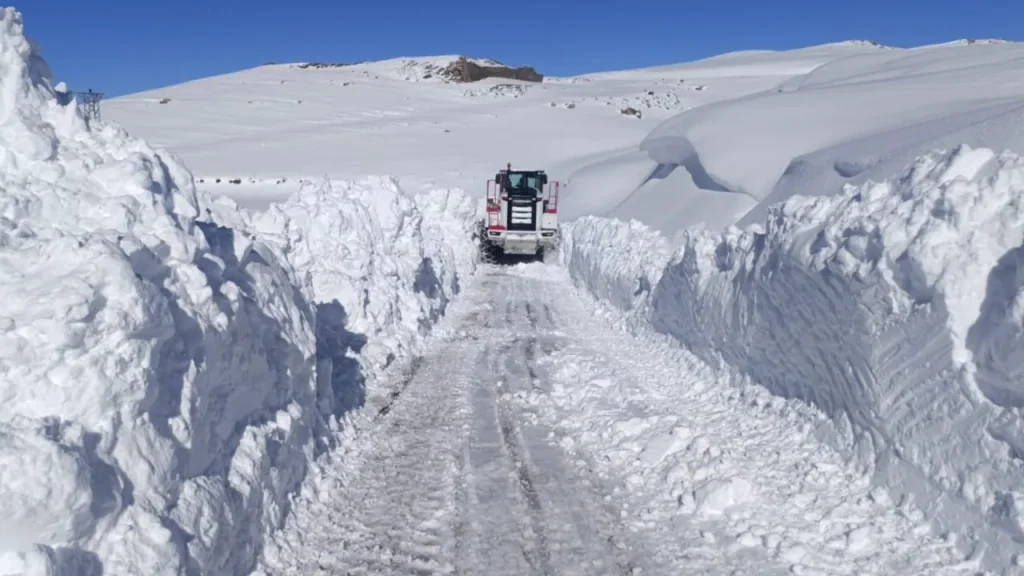 Şırnak: la neve supera un metro di spessore, le strade chiuse