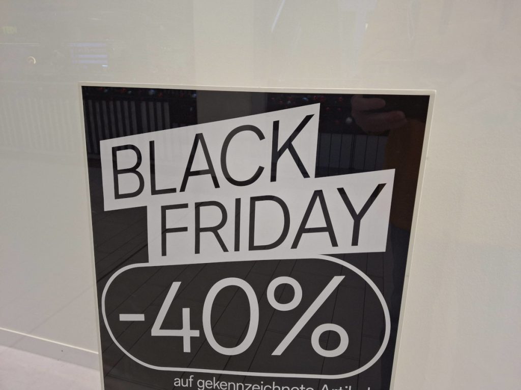 Black Friday e Natale: la vera faccia del consumo di massa e le sue conseguenze nascoste