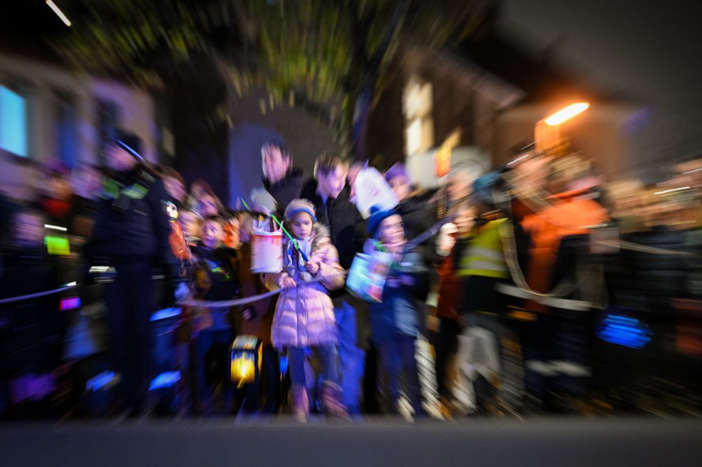Incidente durante il corteo di San Martino a Bochum: un automobilista sfonda un blocco stradale e trascina un addetto alla sicurezza