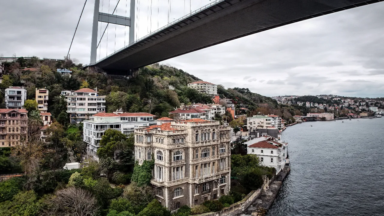 Villa Zeki Paşa Yalısı a Boğaz: 130 anni di storia, 23 camere, in vendita