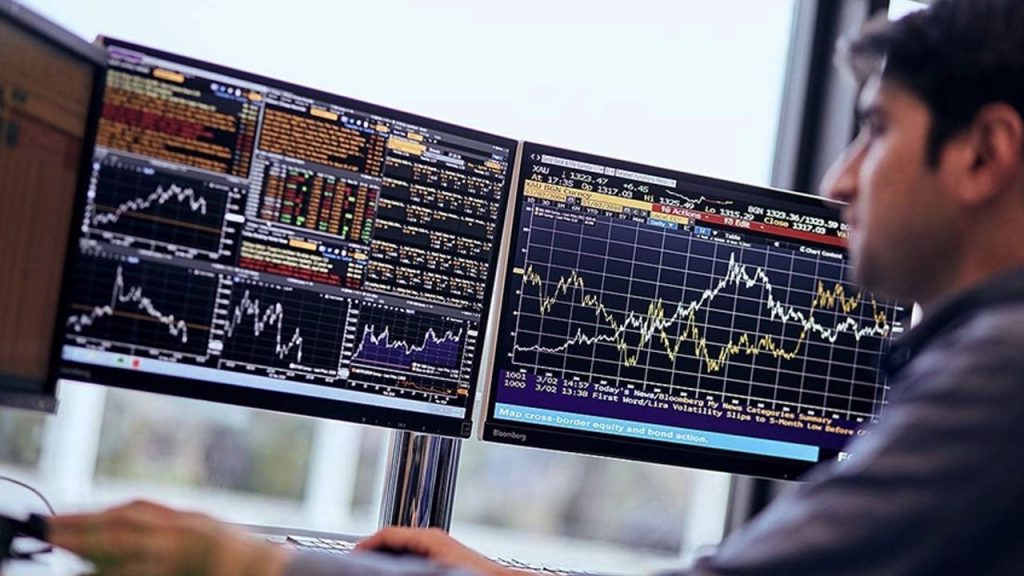 La Borsa di Istanbul registra una leggera flessione a ottobre, con l&#039;indice BIST 100 che chiude a 10.971 punti e una perdita dello 0,37% rispetto al mese precedente, mentre AKSA Enerji e SASA Polyester mostrano le maggiori variazioni 

Introduzione
La Borsa di Istanbul ha registrato una leggera flessione nel mese di ottobre. L&#039;indice BIST 100 ha chiuso a 10.971 punti, con una perdita del -0,37% rispetto al mese precedente.

Le azioni più in aumento e in diminuzione
AKSA Enerji è stata l&#039;azienda con la maggiore crescita nell&#039;indice BIST 100, con un aumento del 39,48% nel mese di ottobre. Al contrario, SASA Polyester ha registrato la maggiore perdita, con un calo del -18,13%.

Prospettive future
L&#039;indice BIST 100 è attualmente sotto osservazione per superare la soglia psicologica e tecnica di 11.000 punti. La prossima settimana saranno pubblicati i dati sull&#039;inflazione di ottobre e il 4° Rapporto sull&#039;inflazione, che saranno attentamente monitorati.

Approfondimento
La performance della Borsa di Istanbul nel mese di ottobre è stata influenzata da vari fattori, tra cui la situazione economica globale e le decisioni delle autorità monetarie. La crescita di AKSA Enerji e la perdita di SASA Polyester riflettono le dinamiche specifiche di questi settori.

Possibili Conseguenze
La leggera flessione della Borsa di Istanbul potrebbe avere implicazioni per gli investitori e l&#039;economia turca. La pubblicazione dei dati sull&#039;inflazione e del Rapporto sull&#039;inflazione potrebbe influenzare le decisioni di investimento e le strategie economiche.

Opinione
Non è possibile esprimere un&#039;opinione oggettiva sui dati di mercato, poiché essi riflettono le dinamiche complesse dell&#039;economia globale. Tuttavia, è importante notare che la Borsa di Istanbul rimane un mercato importante e dinamico, con opportunità di crescita e di investimento.

Analisi Critica dei Fatti
I dati sulla performance della Borsa di Istanbul nel mese di ottobre sono basati su fonti ufficiali e riflettono la realtà del mercato. La crescita di AKSA Enerji e la perdita di SASA Polyester sono fatti verificabili e non possono essere interpretati come opinioni o speculazioni.

Relazioni con altri fatti
La performance della Borsa di Istanbul è influenzata da fattori economici globali e nazionali. La situazione economica globale, le decisioni delle autorità monetarie e le dinamiche dei settori specifici possono influenzare i mercati azionari.

Contesto storico
La Borsa di Istanbul ha una storia lunga e complessa, con periodi di crescita e di recessione. La sua performance è influenzata da fattori storici, economici e politici, che possono variare nel tempo.

Fonti
La fonte di questo articolo è Dunya. I dati sulla performance della Borsa di Istanbul sono basati su fonti ufficiali e possono essere verificati attraverso i canali ufficiali della Borsa di Istanbul.