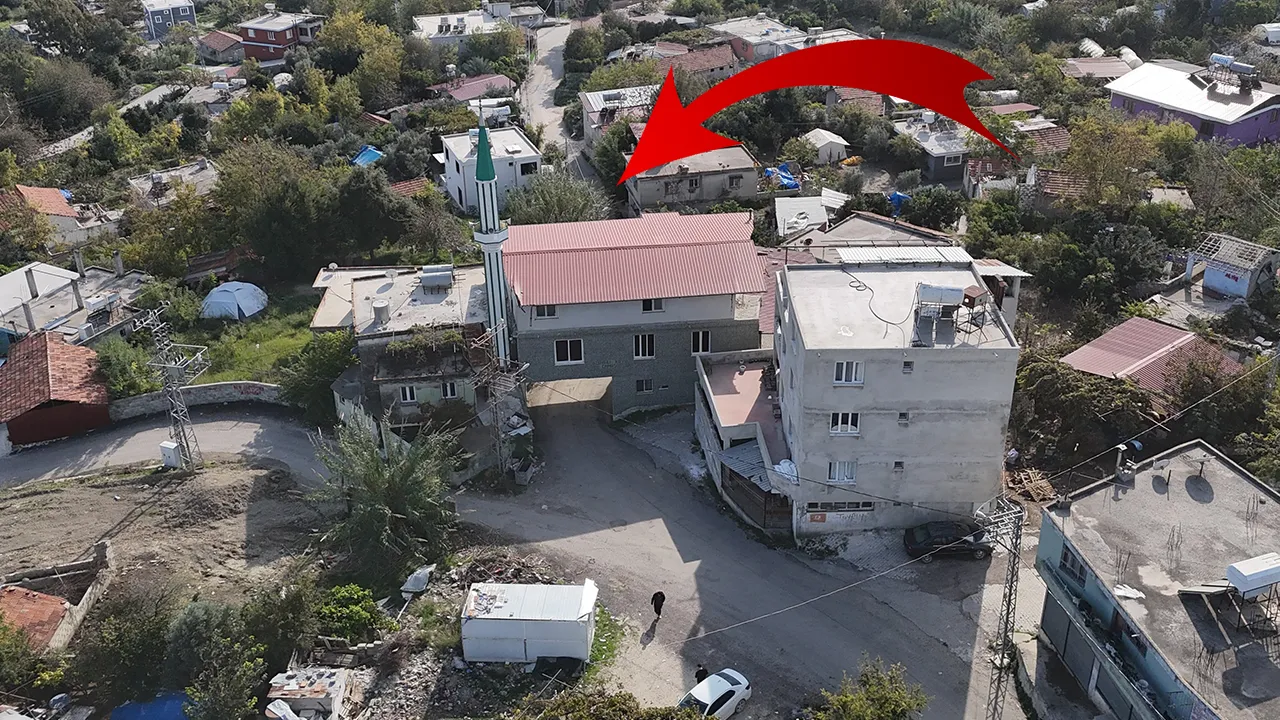 Sotto la moschea di Hatay, Turchia, passa una strada larga 6 metri