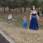 Tre figure di Biancaneve rubate nel parco di Afyonkarahisar