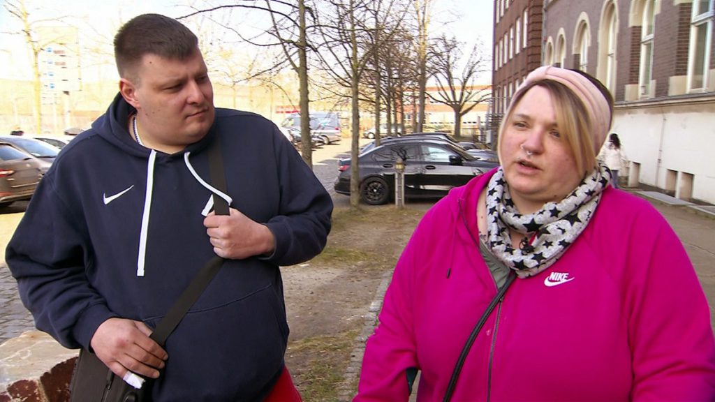 La disoccupazione in Germania: una crisi silenziosa che colpisce la vita dei cittadini 

Introduzione
La situazione dei senza lavoro in Germania è diventata sempre più critica. In un documentario recente intitolato &quot;Hartz Rot Gold&quot;, è stata mostrata la storia di Steffi Stress, una donna che sta lottando con il sistema di assistenza sociale del Jobcenter.

La storia di Steffi Stress
Steffi Stress, una donna disoccupata, sta avendo grandi difficoltà con il Jobcenter, l&#039;ufficio responsabile dell&#039;assistenza ai senza lavoro in Germania. La sua storia è stata raccontata nel documentario &quot;Hartz Rot Gold&quot;, che mette in luce le difficoltà che molti senza lavoro devono affrontare nel paese.

Approfondimento
Il documentario &quot;Hartz Rot Gold&quot; offre uno sguardo approfondito sulla vita dei senza lavoro in Germania e sulle difficoltà che devono affrontare nel sistema di assistenza sociale. La storia di Steffi Stress è solo un esempio delle molte persone che stanno lottando per sopravvivere in un sistema che sembra essere sempre più complesso e burocratico.

Possibili Conseguenze
Le difficoltà che Steffi Stress e molti altri senza lavoro stanno affrontando possono avere conseguenze negative sulla loro salute mentale e fisica. La mancanza di sostegno e di risorse può portare a una sensazione di disperazione e di isolamento, che può avere effetti a lungo termine sulla loro vita e sul loro benessere.

Opinione
È importante notare che la situazione dei senza lavoro in Germania è un problema complesso che richiede una soluzione olistica. È necessario che il governo e le autorità locali lavorino insieme per creare un sistema di assistenza sociale più efficiente e più accessibile, che possa aiutare le persone a ritrovare il lavoro e a ricostruire la loro vita.

Analisi Critica dei Fatti
Il documentario &quot;Hartz Rot Gold&quot; offre una visione critica del sistema di assistenza sociale in Germania, mettendo in luce le difficoltà e le inefficienze del sistema. È importante analizzare i fatti e le statistiche per comprendere appieno la portata del problema e per trovare soluzioni efficaci.

Relazioni con altri fatti
La situazione dei senza lavoro in Germania è legata a una serie di altri problemi sociali e economici, come la povertà, la disuguaglianza e la mancanza di opportunità di lavoro. È importante considerare questi fattori per comprendere appieno la complessità del problema e per trovare soluzioni che possano affrontare le cause profonde della disoccupazione.

Contesto storico
La storia della disoccupazione in Germania è lunga e complessa, e ha subito molte trasformazioni nel corso degli anni. È importante considerare il contesto storico per comprendere come il sistema di assistenza sociale è stato creato e come è stato modificato nel tempo.

Fonti
Il documentario &quot;Hartz Rot Gold&quot; è stato trasmesso sul canale televisivo tedesco ARD. Per ulteriori informazioni, si può visitare il sito web del canale o contattare direttamente gli autori del documentario. 
Fonte: https://www.ard.de/