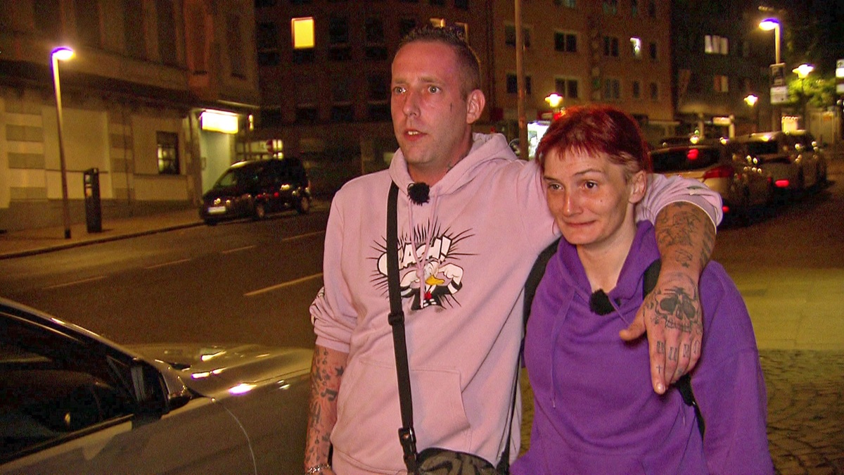 Carola e Chris celebrano un incontro dopo anni di assistenza sociale Hartz 4 e Bürgergeld