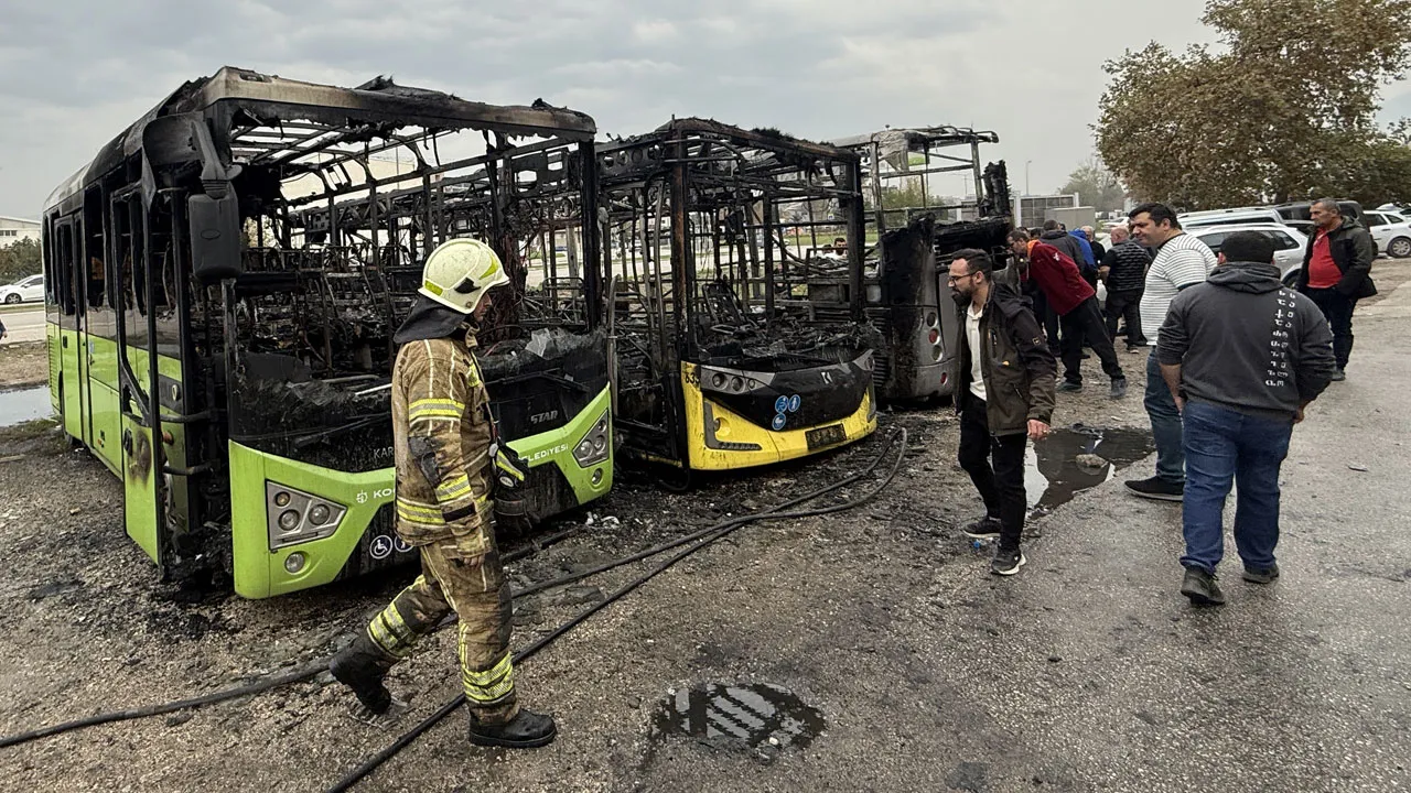 Tre autobus pubblici in fiamme durante la manutenzione a Bursa, in Osmangazi.