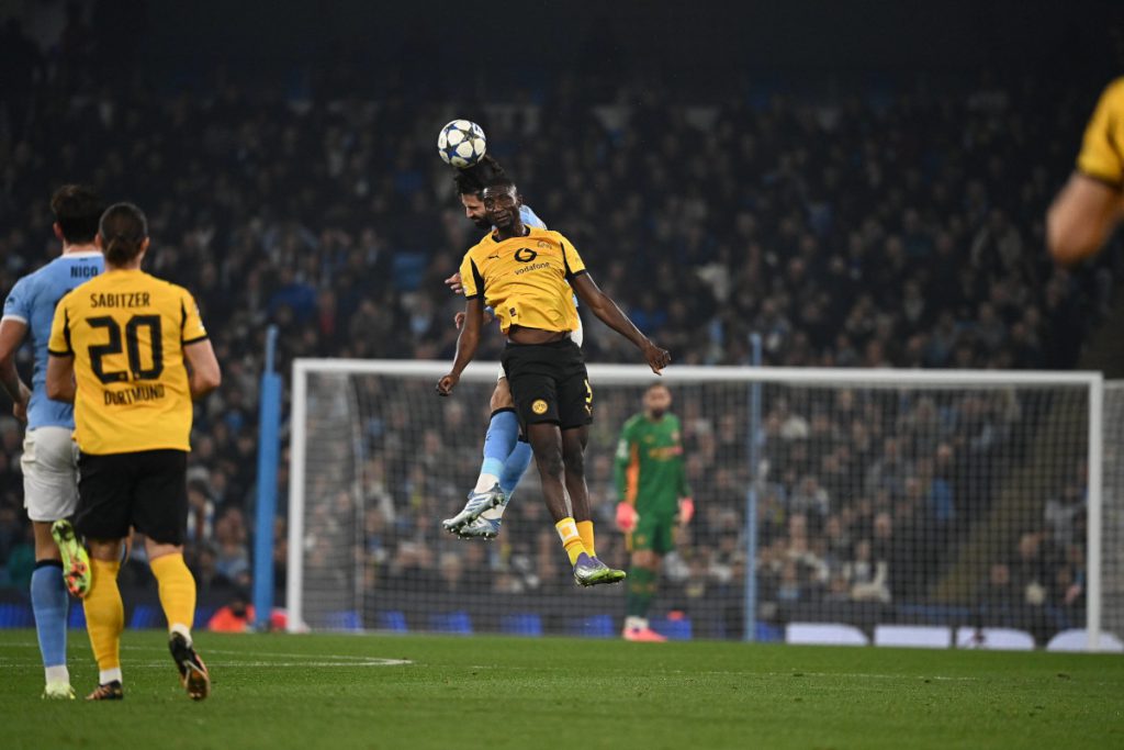 Scena di grande tensione nella partita tra Manchester City e Borussia Dortmund: l&#039;incidente che ha lasciato i tifosi con il fiato sospeso