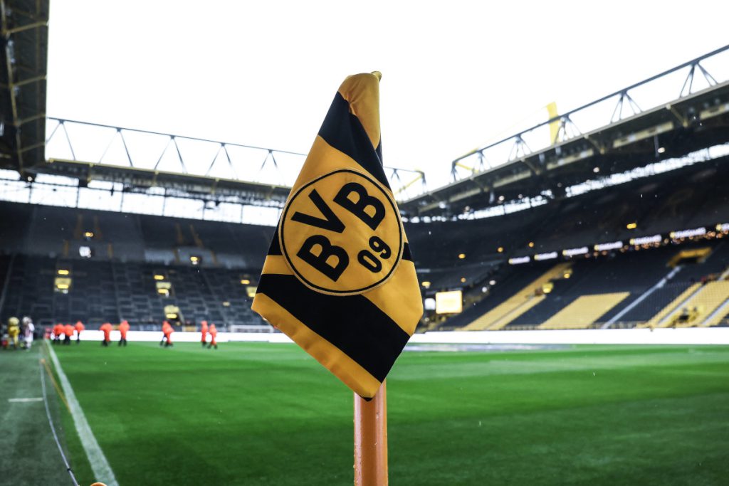 La DFB annuncia una decisione storica per il Borussia Dortmund: cosa significa per i tifosi e il calcio tedesco? 

La decisione della DFB è ufficiale
I tifosi del Borussia Dortmund hanno aspettato con ansia questo momento. La Federazione Tedesca di Calcio (DFB) ha preso una decisione importante, che ora può essere resa pubblica.
Approfondimento
La decisione della DFB è stata attesa con grande interesse dai tifosi del Borussia Dortmund, che sono noti per la loro passione e dedizione alla squadra. La DFB è l&#039;organo di governo del calcio tedesco e le sue decisioni hanno un impatto significativo sullo sport.
Possibili Conseguenze
La decisione della DFB potrebbe avere conseguenze importanti per il Borussia Dortmund e per il calcio tedesco in generale. I tifosi della squadra saranno ansiosi di scoprire come questa decisione influenzerà la loro squadra e il campionato.
Opinione
Non è possibile esprimere un&#039;opinione senza conoscere i dettagli della decisione della DFB. Tuttavia, è chiaro che i tifosi del Borussia Dortmund sono molto interessati a questa notizia e saranno ansiosi di scoprire cosa significa per la loro squadra.
Analisi Critica dei Fatti
La decisione della DFB è un fatto oggettivo, ma la sua interpretazione e il suo impatto possono variare a seconda delle prospettive e degli interessi. È importante analizzare la decisione in modo critico e obiettivo per comprendere le sue implicazioni.
Relazioni con altri fatti
La decisione della DFB potrebbe essere collegata ad altri eventi o decisioni nel mondo del calcio tedesco. È importante considerare il contesto più ampio per comprendere appieno le implicazioni di questa decisione.
Contesto storico
La DFB ha una lunga storia e ha preso molte decisioni importanti nel corso degli anni. La decisione attuale deve essere considerata nel contesto della storia del calcio tedesco e delle decisioni prese in precedenza.
Fonti
La fonte di questa notizia è il sito di notizie sportive https://www.rss-sito.it/dfb-entscheidung-offiziell-bvb-fans-horchen-direkt-auf. Per ulteriori informazioni, si prega di visitare il sito web ufficiale della DFB.