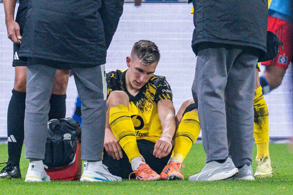 Incidente in campo: il giocatore Schlotterbeck vittima di un fallo duro durante la partita HSV - BVB