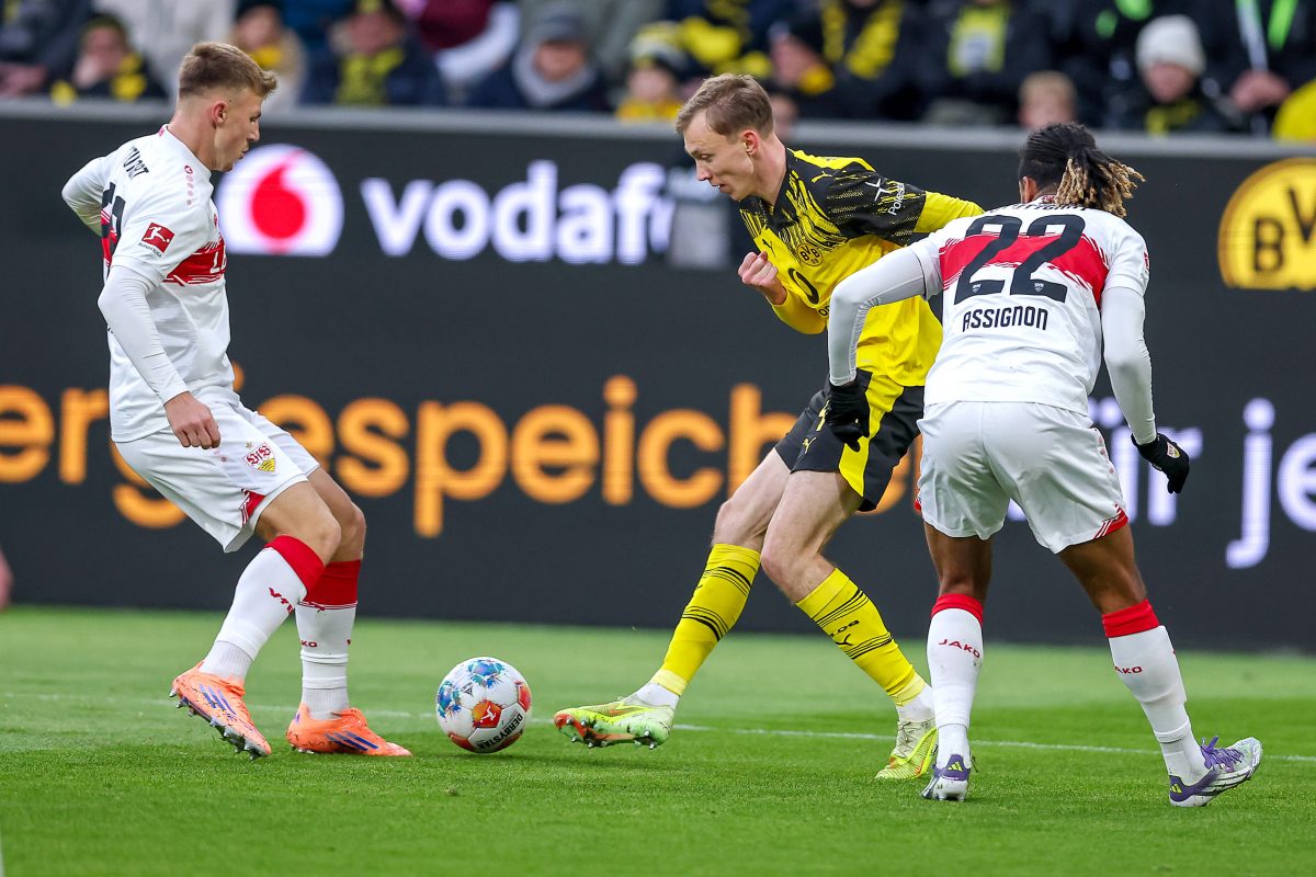 Decisione arbitrale provoca reazioni di tifosi durante la partita BVB‑Stuttgart