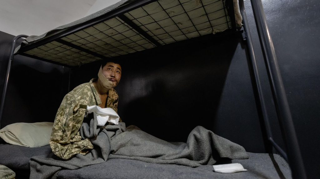 Due soldati nordcoreani catturati in Ucraina chiedono asilo in Corea del Sud dopo essere stati catturati dalle forze ucraine in Russia