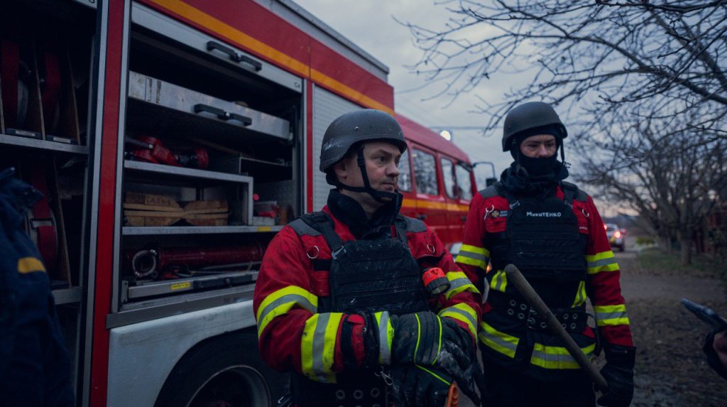 Attacco russo a Kharkiv: droni kamikaze colpiscono il centro della città, un ferito e danni alle abitazioni e a una fabbrica