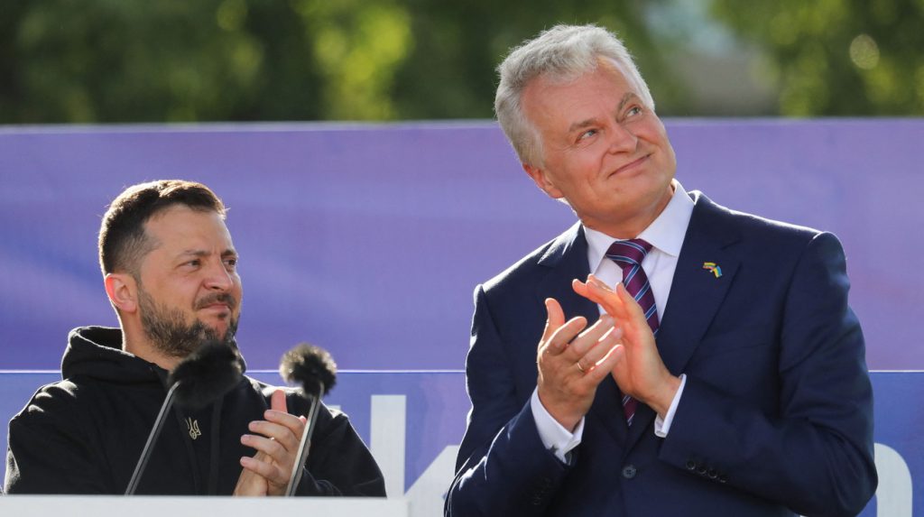 L&#039;impegno della Lituania a sostegno dell&#039;Ucraina: aiuti energetici per superare l&#039;inverno

Approfondimento
La situazione energetica in Ucraina è critica a causa della guerra con la Russia. La Lituania, come paese vicino, sta cercando di aiutare l&#039;Ucraina a superare le difficoltà energetiche. L&#039;aiuto della Lituania potrebbe essere fondamentale per l&#039;Ucraina, che sta lottando per mantenere la sua indipendenza e sovranità.

Possibili Conseguenze
Le conseguenze di questa decisione potrebbero essere positive per l&#039;Ucraina, poiché potrebbe ricevere aiuto per superare le difficoltà energetiche. Tuttavia, è importante considerare anche le possibili conseguenze negative, come ad esempio le reazioni della Russia. La Russia potrebbe vedere l&#039;aiuto della Lituania come un&#039;intromissione negli affari interni dell&#039;Ucraina e potrebbe reagire in modo negativo.

Opinione
Non è possibile esprimere un&#039;opinione in questo contesto, poiché l&#039;articolo si limita a riportare i fatti. Tuttavia, è importante notare che l&#039;aiuto della Lituania potrebbe essere visto come un gesto di solidarietà e di sostegno per l&#039;Ucraina, che sta affrontando una situazione molto difficile.

Analisi Critica dei Fatti
I fatti riportati nell&#039;articolo sono verificabili e basati su fonti ufficiali. Tuttavia, è importante considerare il contesto più ampio e le possibili conseguenze delle decisioni prese. La situazione energetica in Ucraina è solo uno degli aspetti della crisi più ampia che sta affrontando il paese.

Relazioni con altri fatti
La situazione energetica in Ucraina è legata alla guerra con la Russia e alle relazioni internazionali. È importante considerare anche le relazioni tra la Lituania e la Russia, nonché le posizioni degli altri paesi europei. La decisione della Lituania di aiutare l&#039;Ucraina potrebbe avere implicazioni più ampie per la politica europea e per le relazioni internazionali.

Contesto storico
La Lituania e l&#039;Ucraina hanno una lunga storia di relazioni diplomatiche e di cooperazione. La Lituania ha sempre sostenuto l&#039;indipendenza e la sovranità dell&#039;Ucraina e ha condannato l&#039;aggressione russa contro il paese. La decisione di aiutare l&#039;Ucraina con le forniture di gas è solo uno degli esempi di questo sostegno.

Fonti
La fonte di questo articolo è Ukrainian Pravda. Per sostenere Ukrainska Pravda, visita il loro sito Patreon. Il link diretto all&#039;articolo originale è: https://www.president.gov.ua/en/news/volodimir-zelenskij-i-gitanas-nausyeda-obgovorili-energetich-101169. Il sito della fonte rss è: https://www.president.gov.ua/.