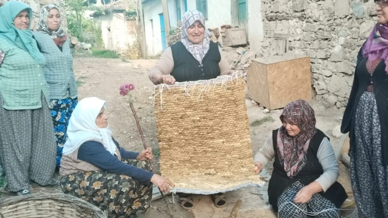 Nuova tecnica di tessitura con paglia di mais scoperta a Çal, Denizli