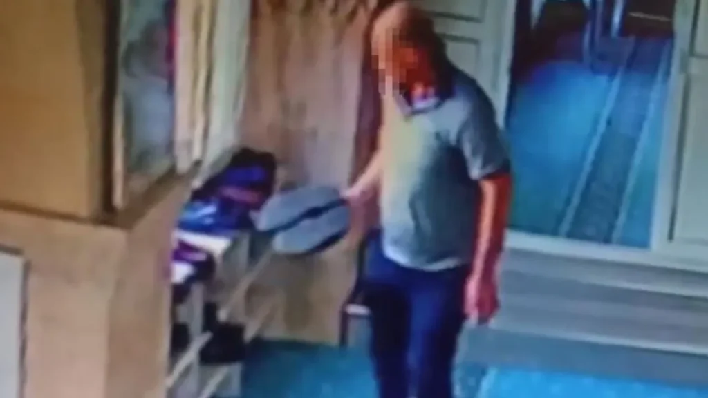 Un uomo ruba scarpe in una moschea di Adana, registrato dalla telecamera di sicurezza