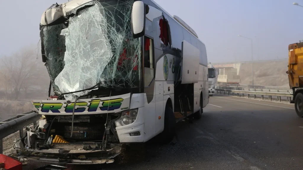 Incidente tra autobus e camion a Erzurum: 11 feriti a causa di nebbia e terreno scivoloso