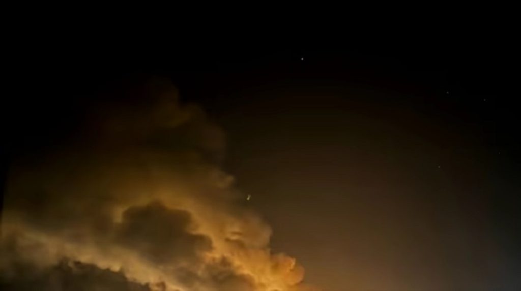 Attacco di droni russi alla città ucraina di Chuhuiv: danni e incendi in un&#039;azienda civile e un&#039;istituzione educativa