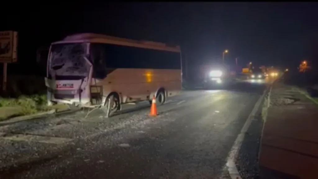 Due veicoli di servizio si scontrano a Çerkezköy: 8 lavoratori feriti