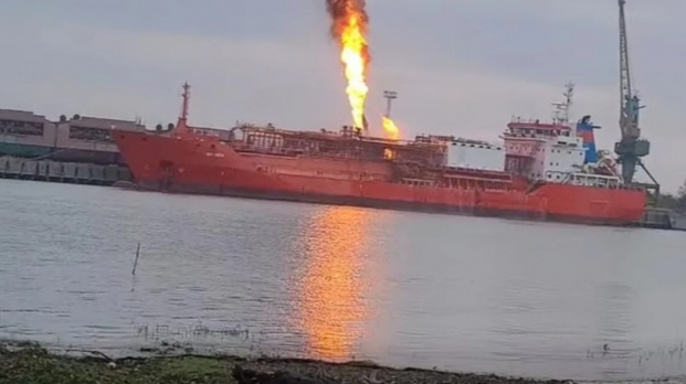 Plauru evacuato dopo incendio su petroliera LNG vicino al confine ucraino