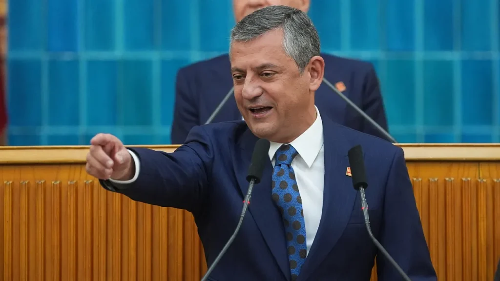 Presidente CHP Özgür Özel si incontra con il Comitato Centrale prima del 39º Congresso ad Ankara