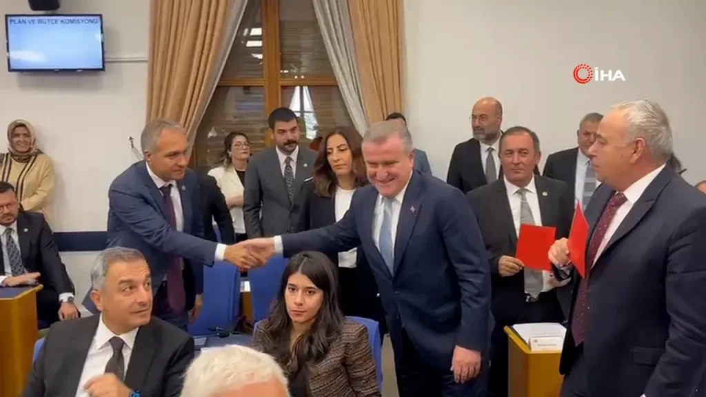 Un Ministro con il Sorriso: Come l&#039;Umorismo Ha Sdrammatizzato la Situazione con i Sostenitori del CHP